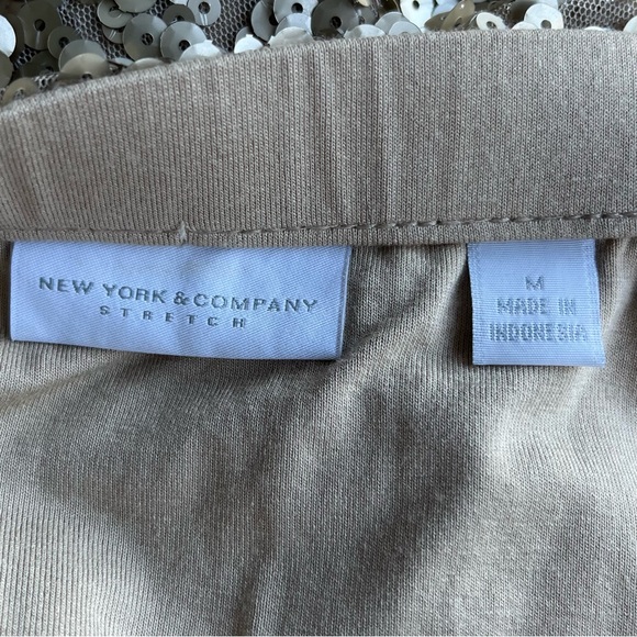 •New York & Company• Gold Sequined Skirt - Size Medium - Picture 2 of 7